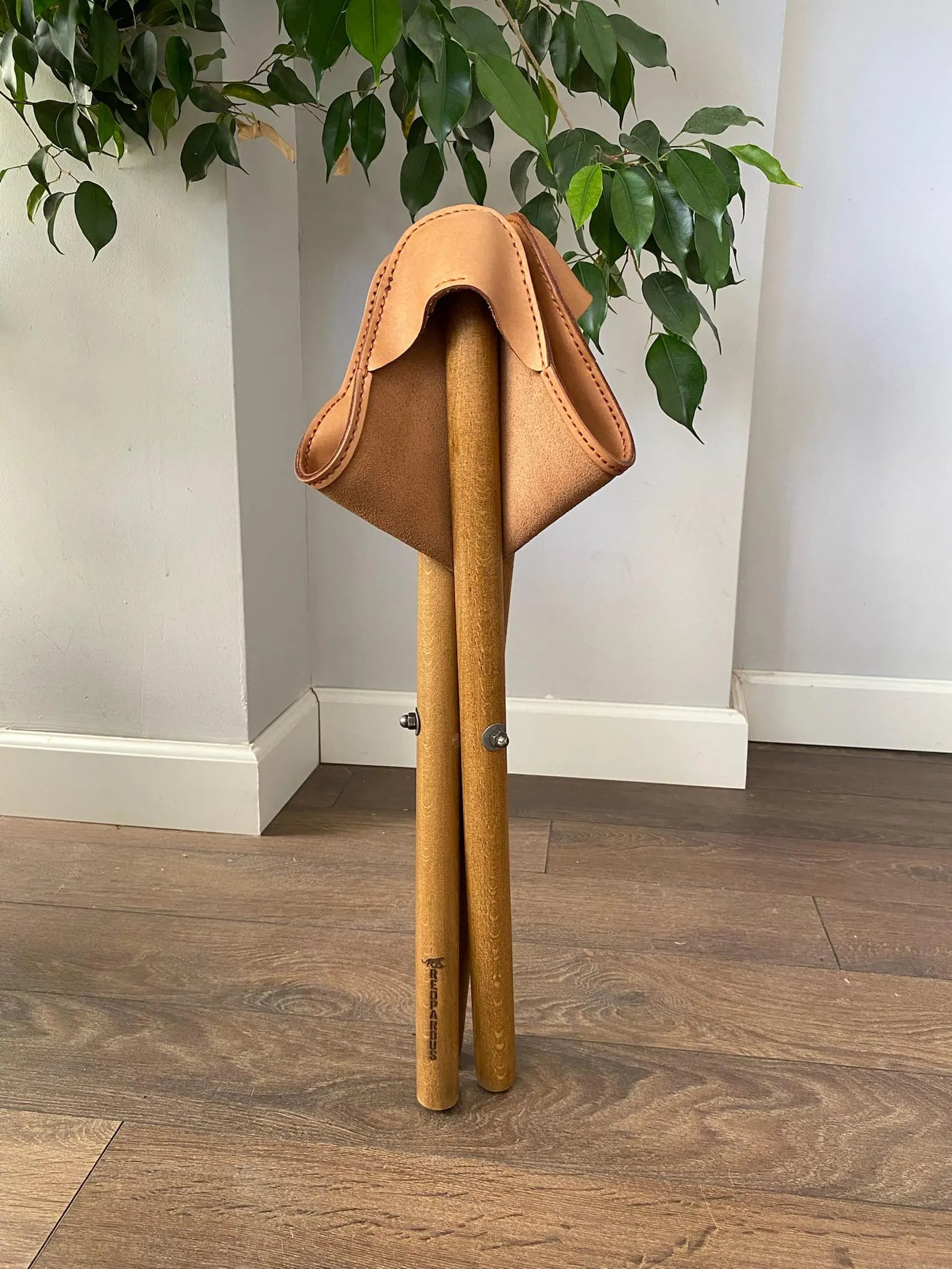 Handgefertigter Leder Klapphocker - Walnuss Holz Dreibein Stuhl, Camping Faltender Musiker Sitz