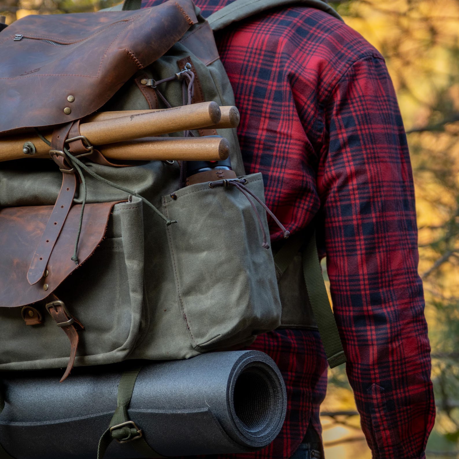 Strapazierfähiger Wanderrucksack Rustikaler Canvas und Ledergebirgstasche für Campingreisen im Freienabenteuer