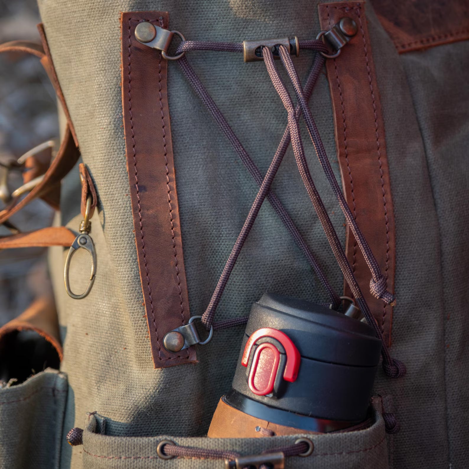 Strapazierfähiger Wanderrucksack Rustikaler Canvas und Ledergebirgstasche für Campingreisen im Freienabenteuer
