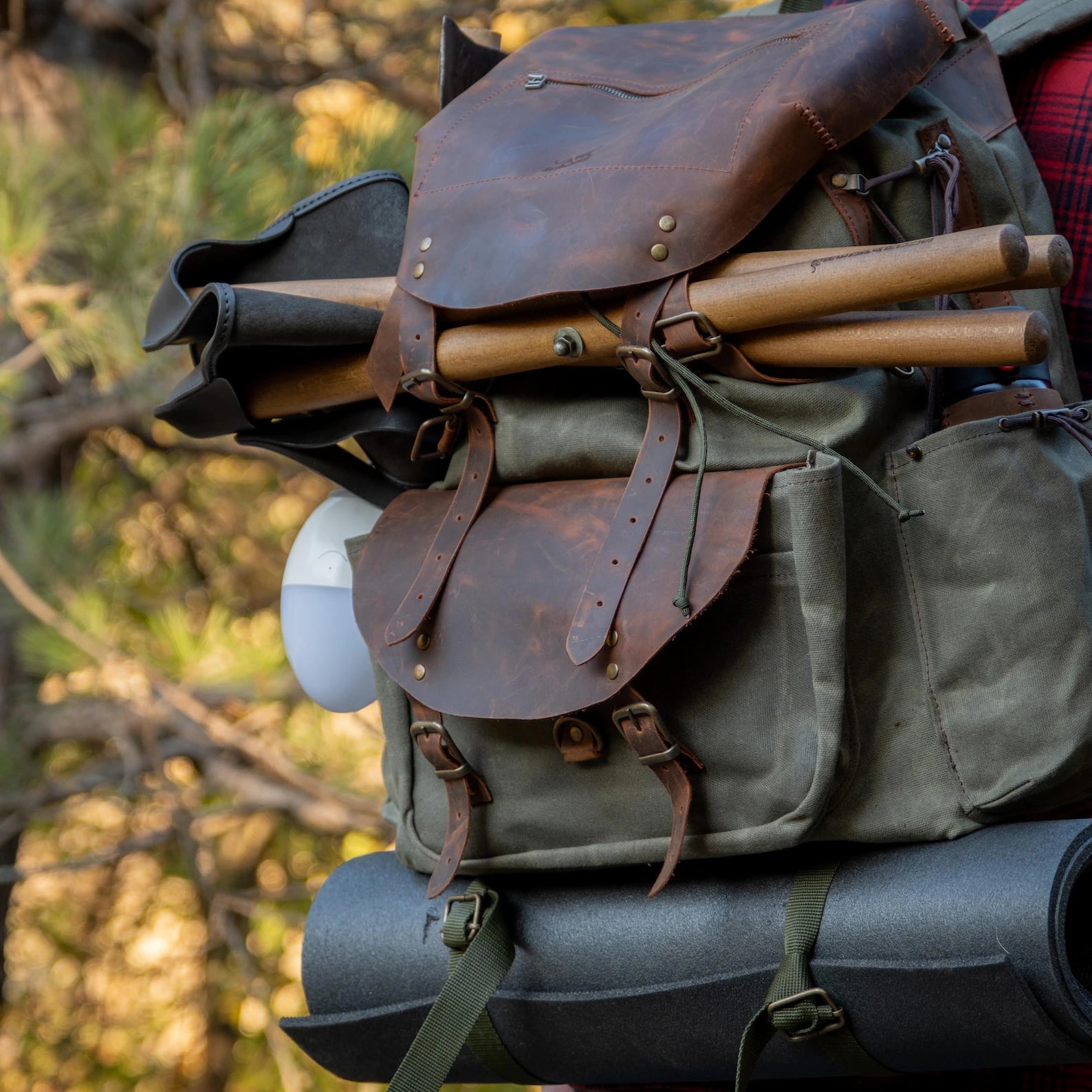 Strapazierfähiger Wanderrucksack Rustikaler Canvas und Ledergebirgstasche für Campingreisen im Freienabenteuer