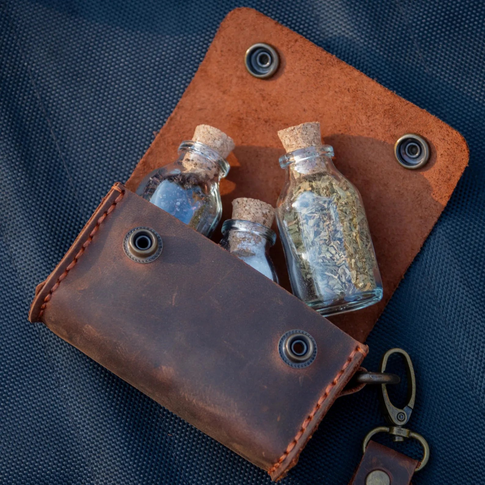 Handgemachte Leder Camping Tasche - Rustikaler Gewürzorganizer mit Gläsern