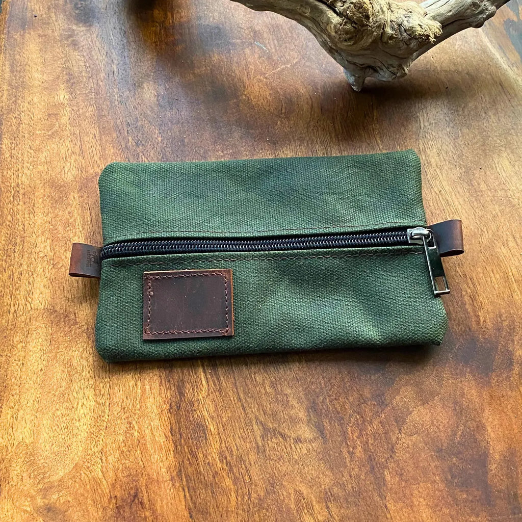 Kleine Tasche aus gewachstem Canvas und Leder