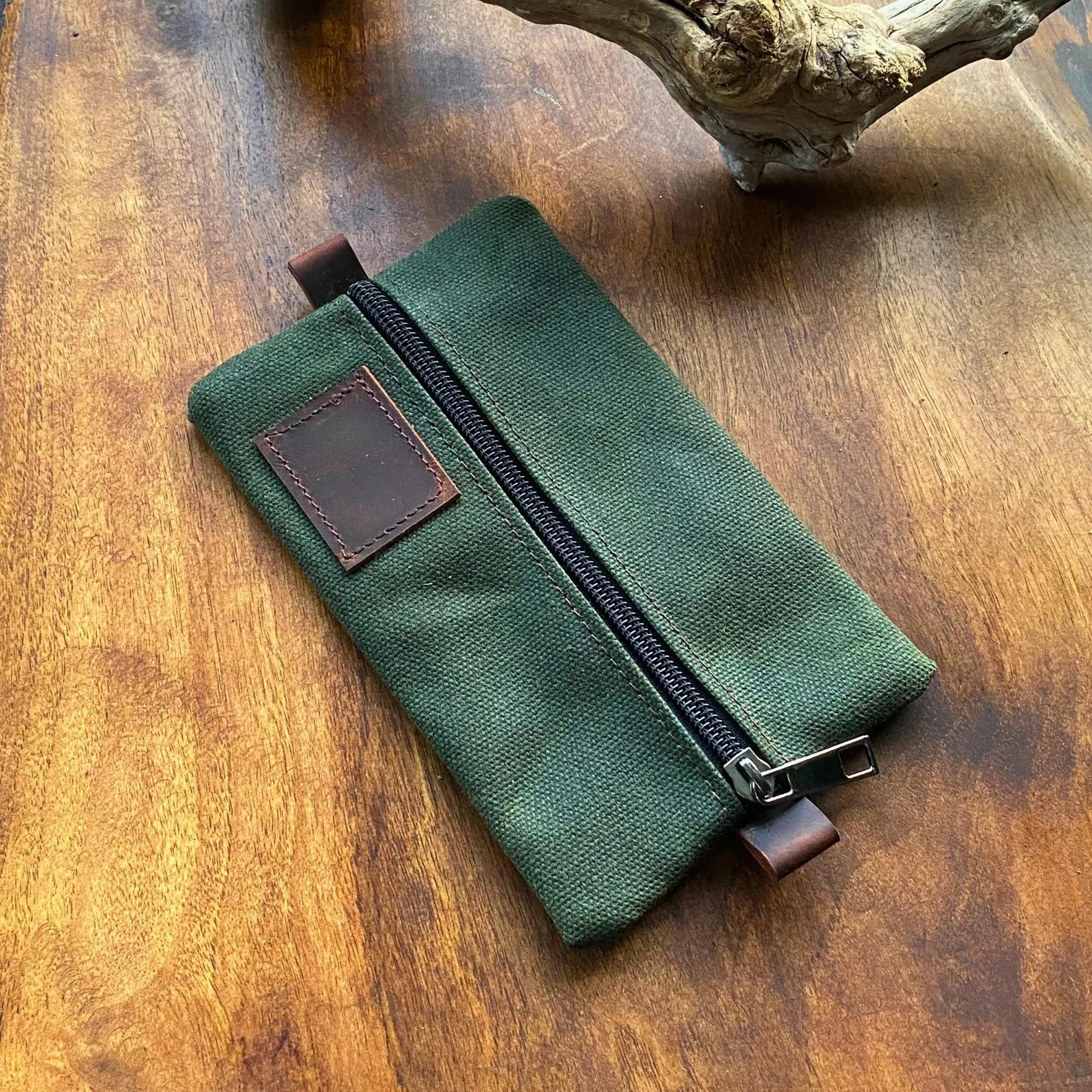 Kleine Tasche aus gewachstem Canvas und Leder