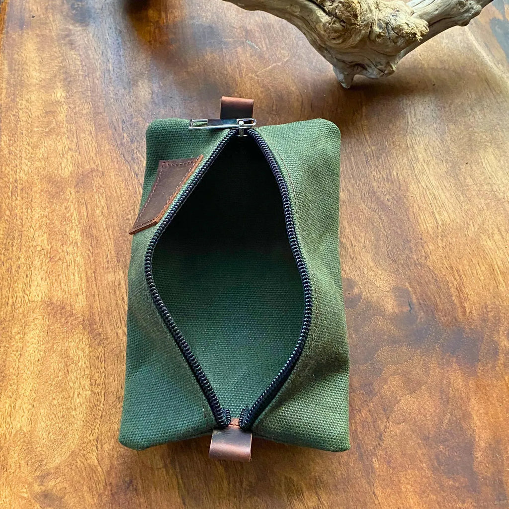 Kleine Tasche aus gewachstem Canvas und Leder